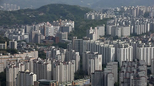 정부의 분양가 통제로 지난달 분양 일정이 밀린 단지들이 이달 대거 분양을 앞두고 있다. 그러나 최근 정부가 민간택지 분양가상한제 도입을 시사해 이달 분양이 제대로 이뤄질 지는 미지수다. 사진은 서울 아파트 전경,<연합뉴스>